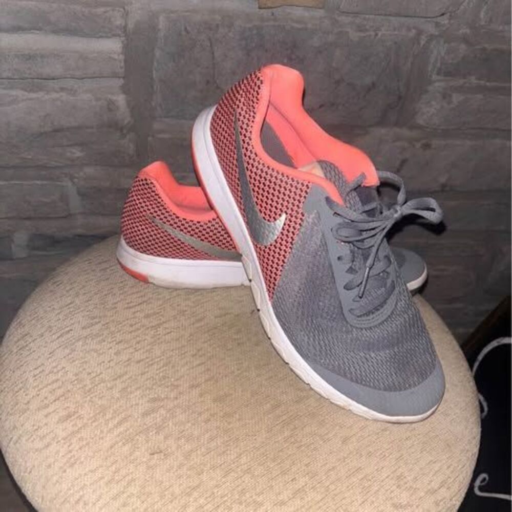 Nike Flex Experience Womens Running Shoes Gray/Coral size 9.5 EUC